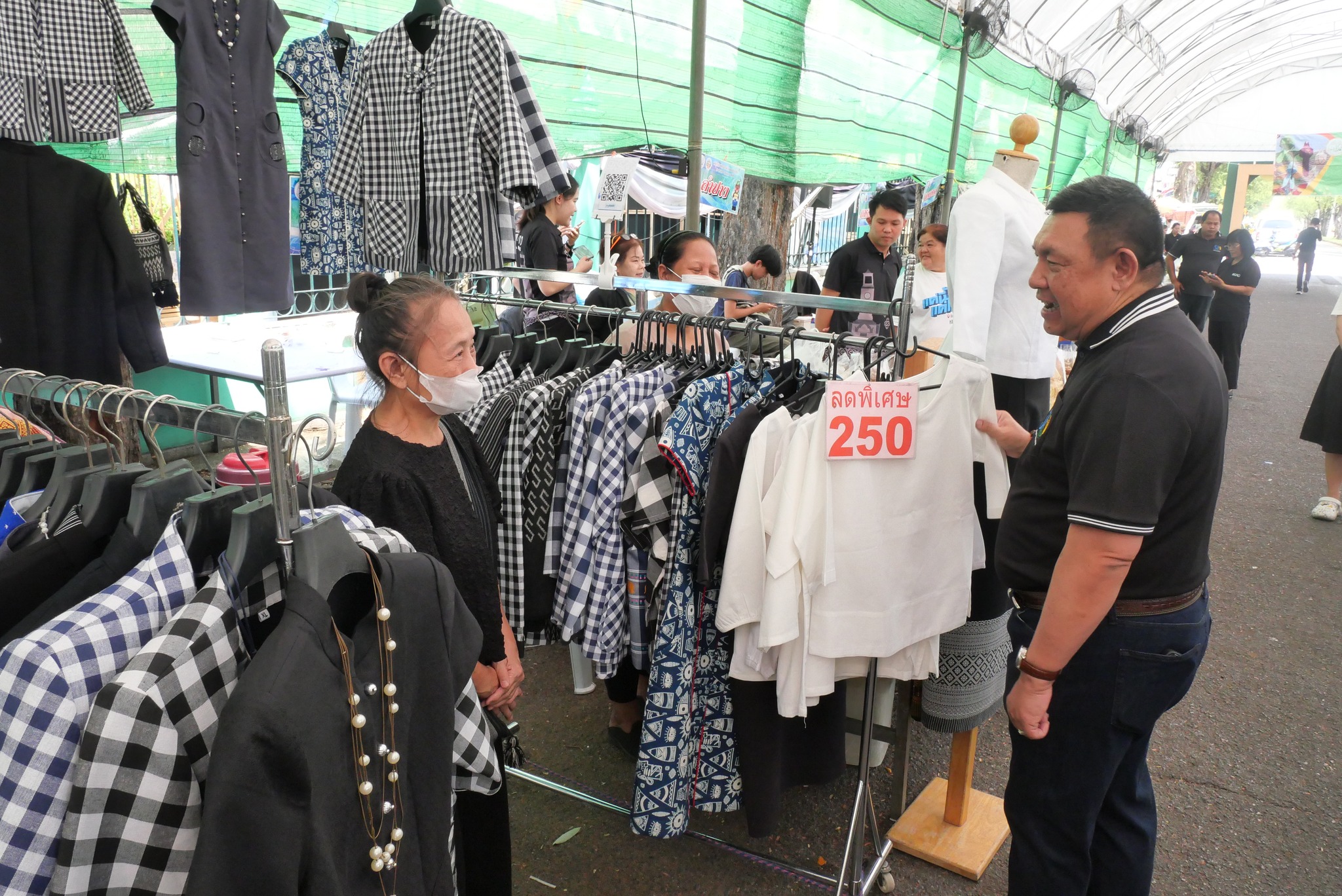 title - เลขาธิการ ส.ป.ก. เยี่ยมทักทายเกษตรกรและซื้อสินค้าในบรรยากาศวันสุดท้ายของการออกร้านขายสินค้า จากเขตปฏิรูปที่ดิน ส่งท้ายงานครบรอบ 51 ปี ส.ป.ก.